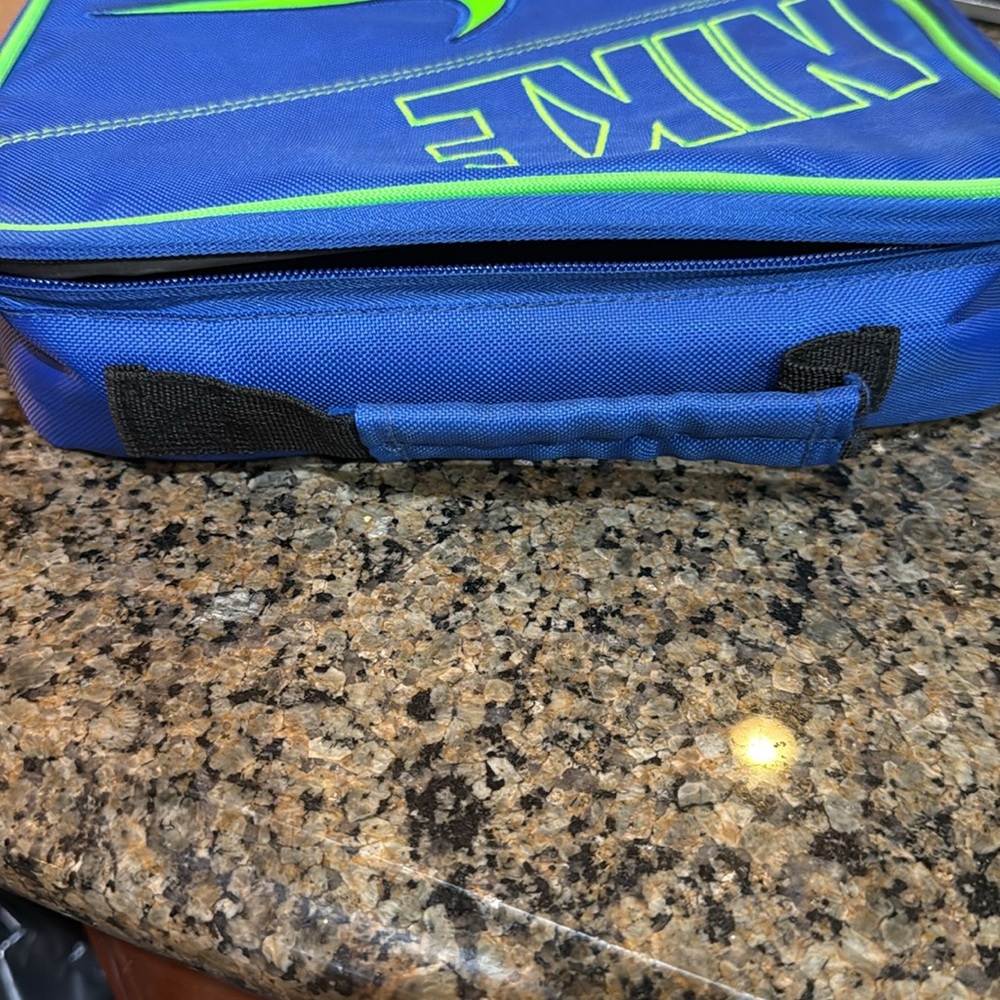 Like new. Nike Lunch bag Insulated Lunch Bag, - Picture 3 of 6
